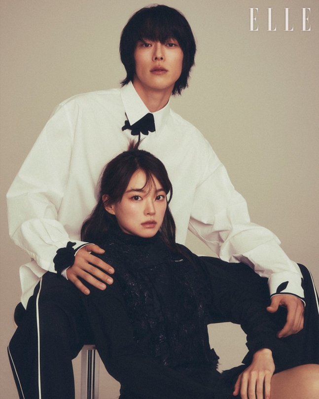 #ATypicalFamily lead, #JangKiYong and #ChunWooHee had a couple photoshoot for 'ELLE' May issue.

The series will air on 4 May and available on Netflix.

m.entertain.naver.com/now/article/38…
#KoreanUpdates VF