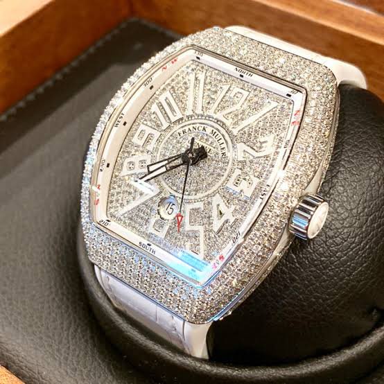 さっき卸売のお店に行って時計見てきたんだけれど、フランクミュラーがあって
ビックリした((((；ﾟДﾟ))))
中までびっしりダイヤ！
検索しても出てこないから珍しいやつなのかな？

700万だってよ！
どんな人が買うんだろう(*¨*)？