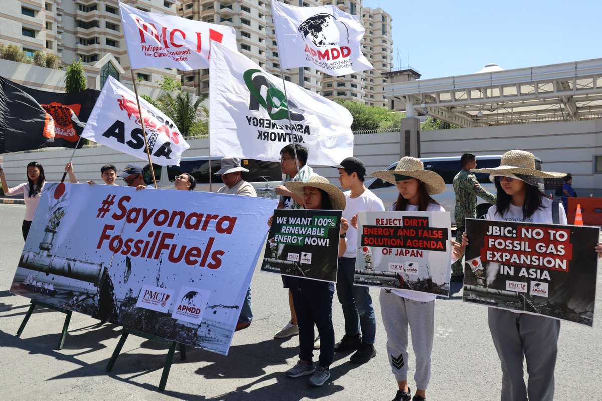 Climate activists conducted an action in front of the Japan Embassy in Manila to ask Japan to stop its dirty gas expansion through #JBIC. In the face of an impending climate collapse, we reject any form of fossil fuel financing. #SayonaraFossilFuels
#EndFossilFuels #DontGasAsia
