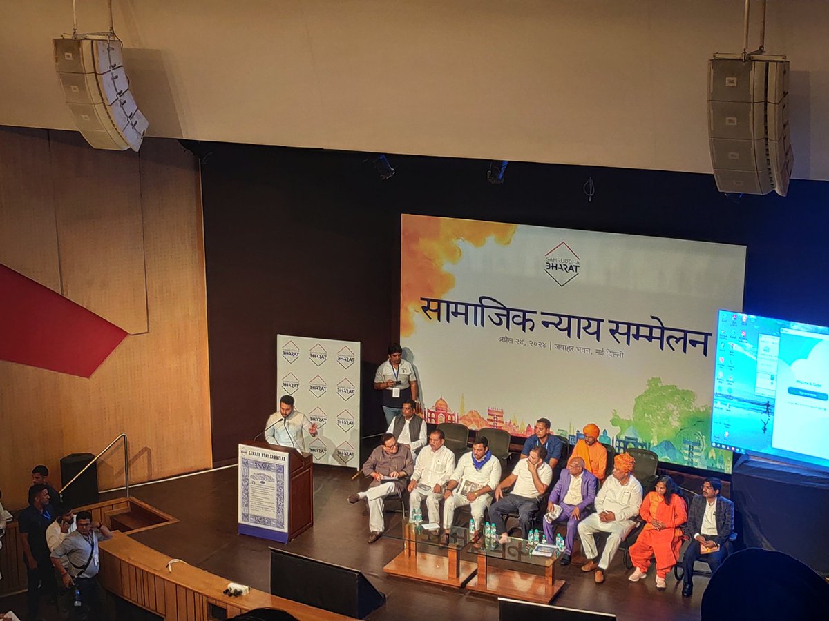 At the social justice conclave hosted by @SBFIndia attended by @RahulGandhi . @PushparajVD inaugurates the session. 'This is not just an election, but the fight for our existence, our constitution and our country'. 💙✊🏿