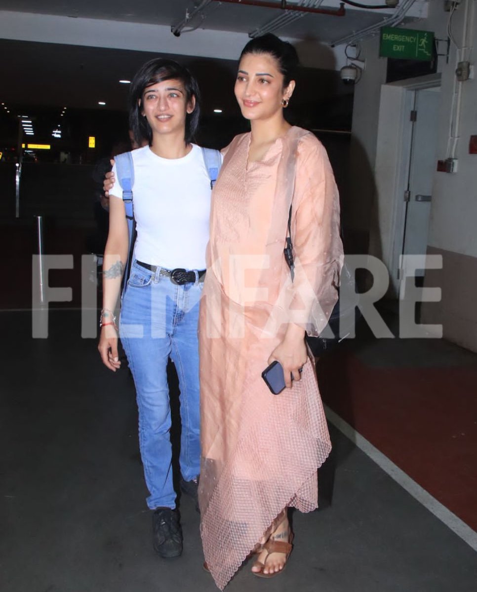 The lovely #ShrutiHaasan and #AksharaHaasan were clicked at the airport.✈️🩷