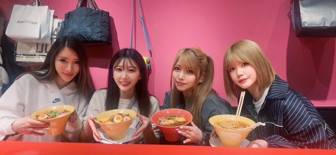 misonoちゃんの新店舗の カレーラーメン屋さんのレセプションに 先日のイベントメンバーで🥰  フラッと立ち寄れる気軽な雰囲気で 普通に美味しすぎた🍜🩷  アメ村にて26日からOpenです🎉 https://t