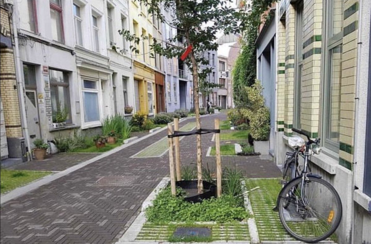 Antwerpen baut die #Schwammstadt. So könnten auch deutsche Städte auf die Klimakatastrophe reagieren. ABER DIE PARKPLÄTZE!!! #Klimaanpassung #Verkehrswende