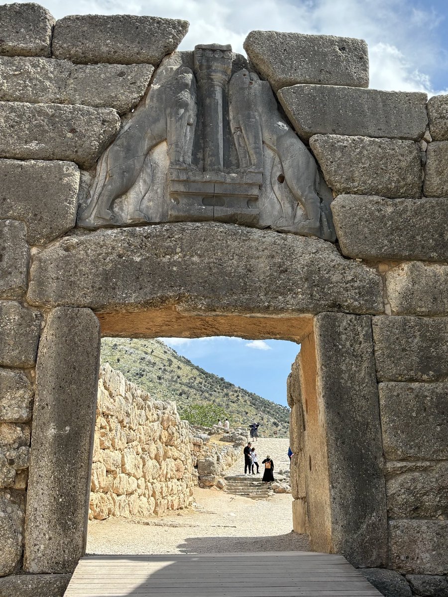 marithaSandLoof's tweet image. Lejonporten till bronsålderscitadellet i Mykene i södra Grekland. Det uppfördes omkring 1250 f Kr.
Massiva stenblock. Portöverstycket är 4½ m långt, 2 m brett och 1 m högt.

#vårpåminplanet