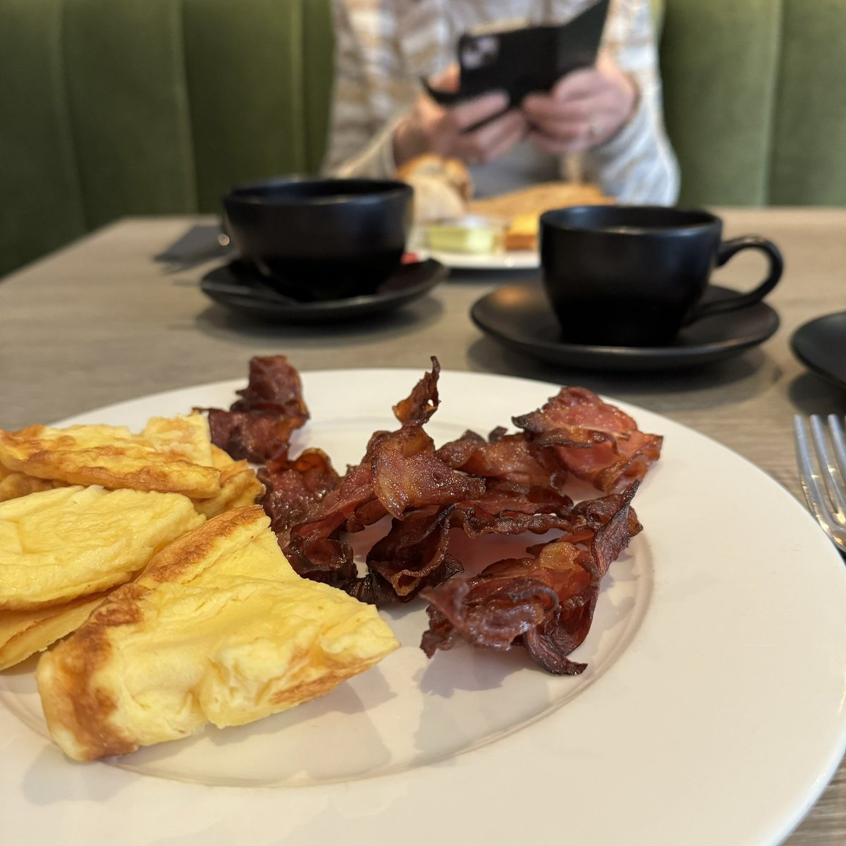 #hotelontbijtje...
Geen roerei… maar wat moet ik dit noemen?? 🤣

Gezellig met Elma samen! 😊

#myview #hotel #HotelLandgoedZonheuvel #hotelDoorn #Doorn
.
#food #foodporn #foodphotography #breakfast #breakfasttime #coffee #eggs #noscrambledeggs #bacon