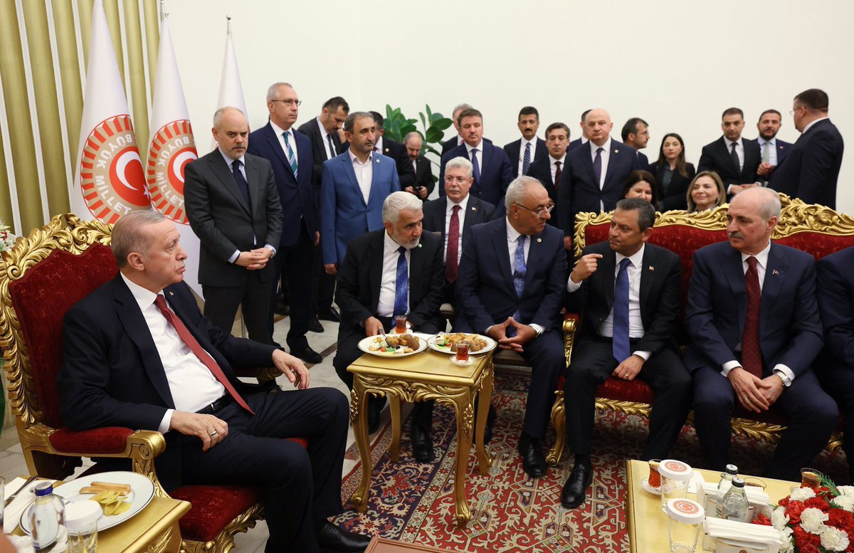 CB.@RTErdogan 23 Nisan Resepsiyonunda, CHP Genel Başkanı Özgür Özel, DSP Genel Başkanı Önder Aksakal, Hüdapar Genel Başkanı Zekeriya Yapıcıoğlu ile görüştü.
