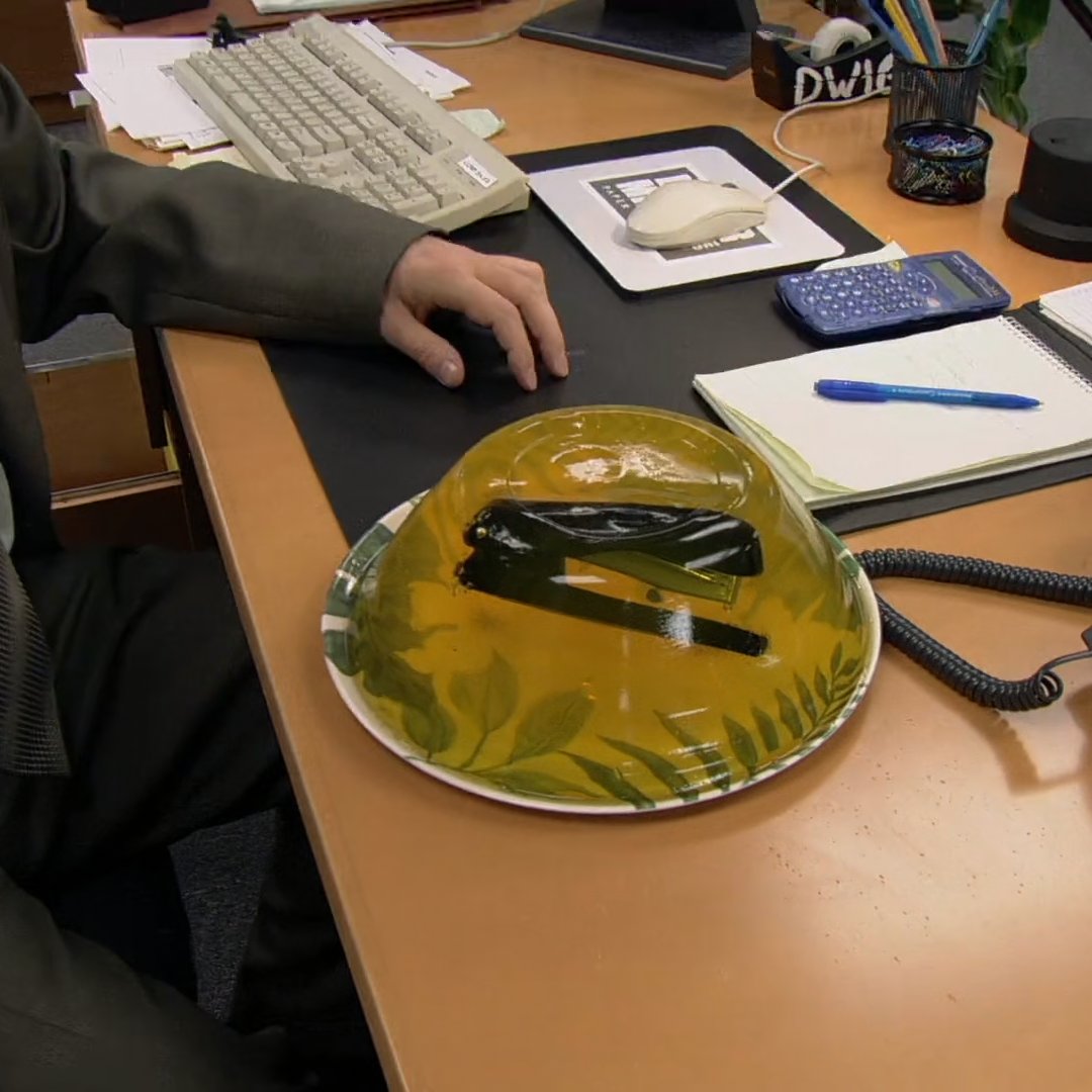 sapillopillo's tweet photo. es una locura que 20 años después del estreno de The Office a Rainn Wilson (Dwight) le hayan metido los cubiertos en gelatina en el hotel donde estaba, never gets old. https://t.co/wnEvyzGBQO
