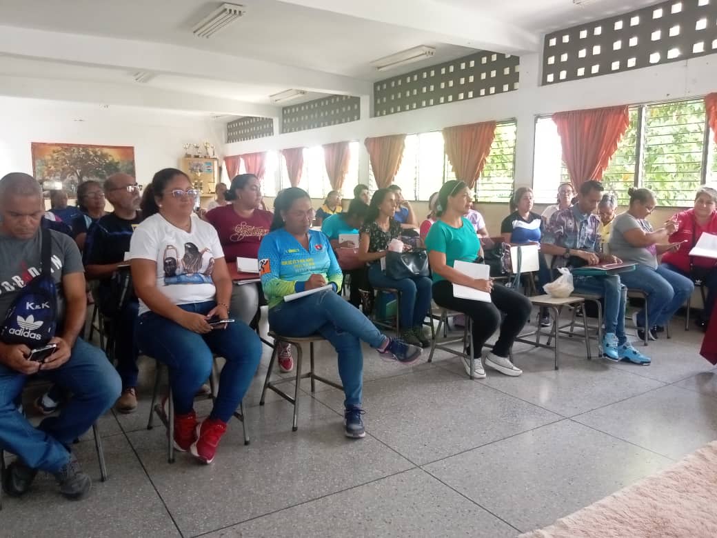 Sostuve reunión de Directores/as acompañada del equipo nacional de gestión humana del @MPPEDUCACION en el municipio mariño, socializando orientaciones ministeriales 

¡Aragua Es Educación! 

#VenezuelaEsDDHH 
<a href="/NicolasMaduro/">Nicolás Maduro</a> 
<a href="/_LaAvanzadora/">Yelitze Santaella</a> 
<a href="/Soykarinacarpio/">Karina Carpio</a> 
<a href="/CDCEAragua/">CDCE ARAGUA</a>