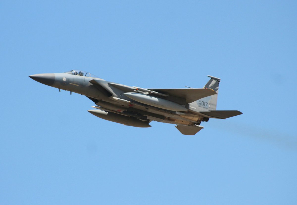 7MVT485's tweet image. #planespotting #F15C 
144th FW Alert F-15C with missiles, target pod, flares in dispensers, callsign &apos;FAT-41&apos; launching from KFAT