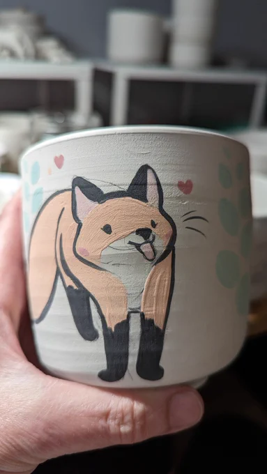 Blep artist cup! The notch often comes when a piece's rim is wobbly or imperfect (like when I bump it by accident). It's perfect to hold a brush. Instead of balancing it like a goblin. (I'm the goblin) 