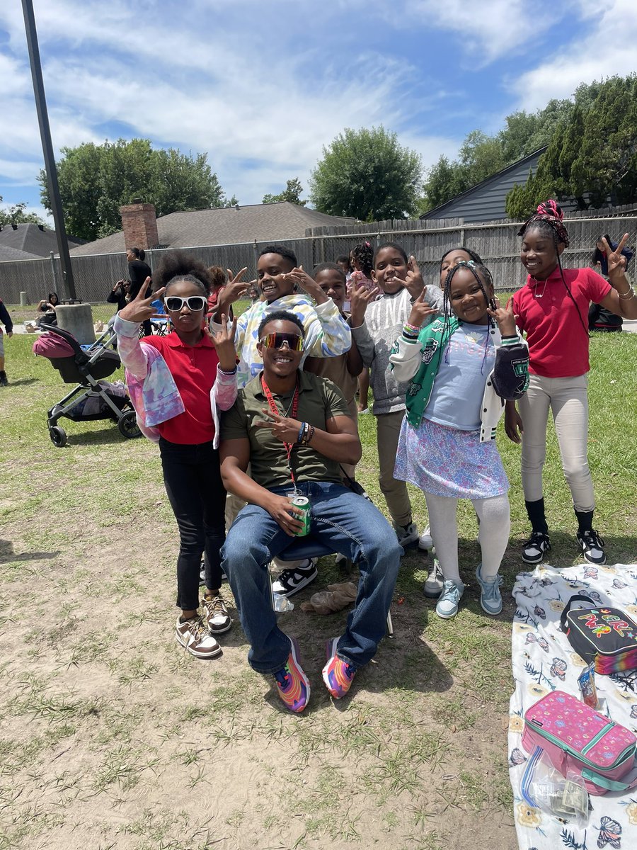 AAMilneES's tweet photo. Our EARTH Day was spent wonderfully with our families coming to enjoy a nice picnic with the kiddos! 🌎🍔🌭🥗🥤🥛 @shanta_creeks @WRS_MSFarray @BreauxWeston @donovandecuir @DaondriaW90452 https://t.co/DyuJCtW9g5
