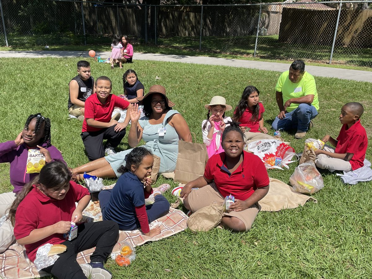 AAMilneES's tweet photo. Our EARTH Day was spent wonderfully with our families coming to enjoy a nice picnic with the kiddos! 🌎🍔🌭🥗🥤🥛 @shanta_creeks @WRS_MSFarray @BreauxWeston @donovandecuir @DaondriaW90452 https://t.co/DyuJCtW9g5