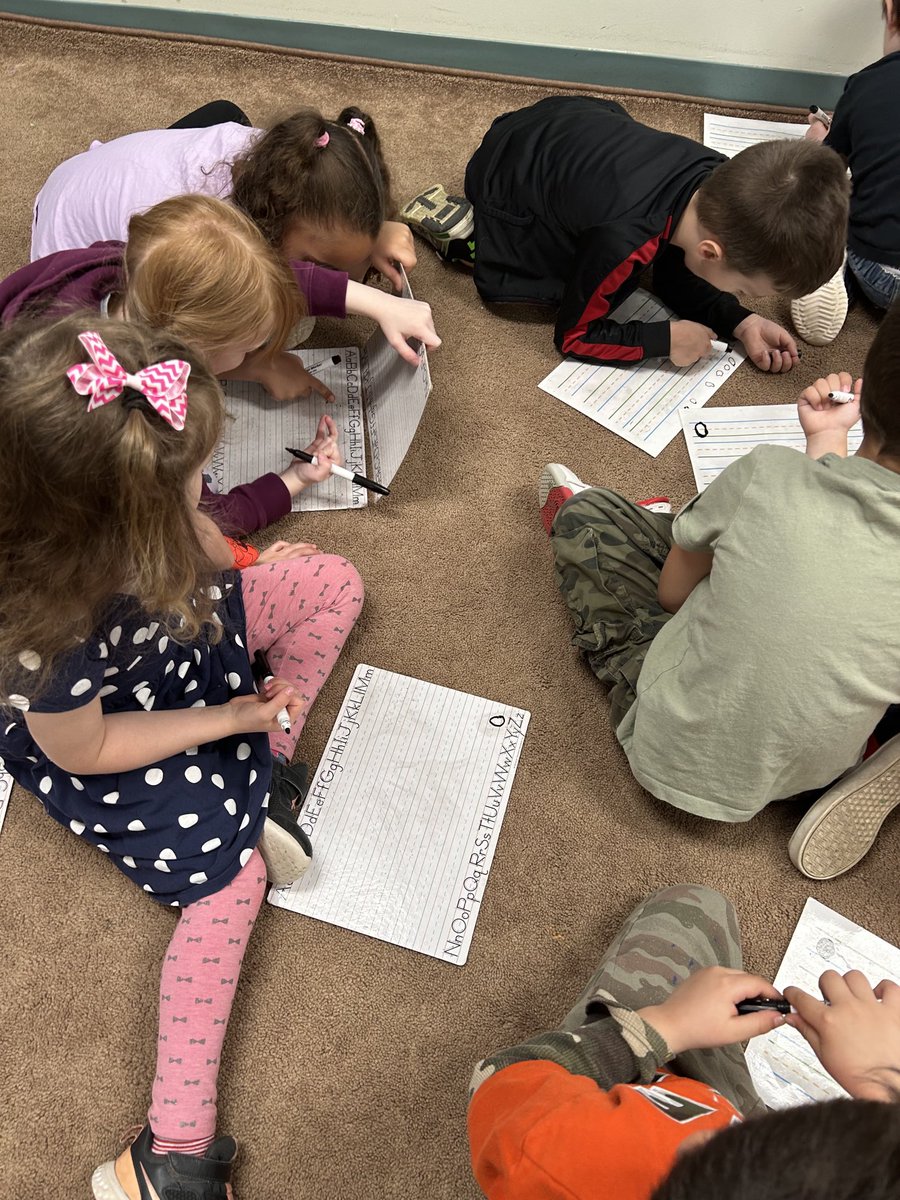 GriffithEthel's tweet photo. A big shoutout to Ms. Ouimet for joining our class for a UFLI literacy lesson to help students in their reading journey ⁦@KingEdwardLions⁩ https://t.co/wTrTuPuMii