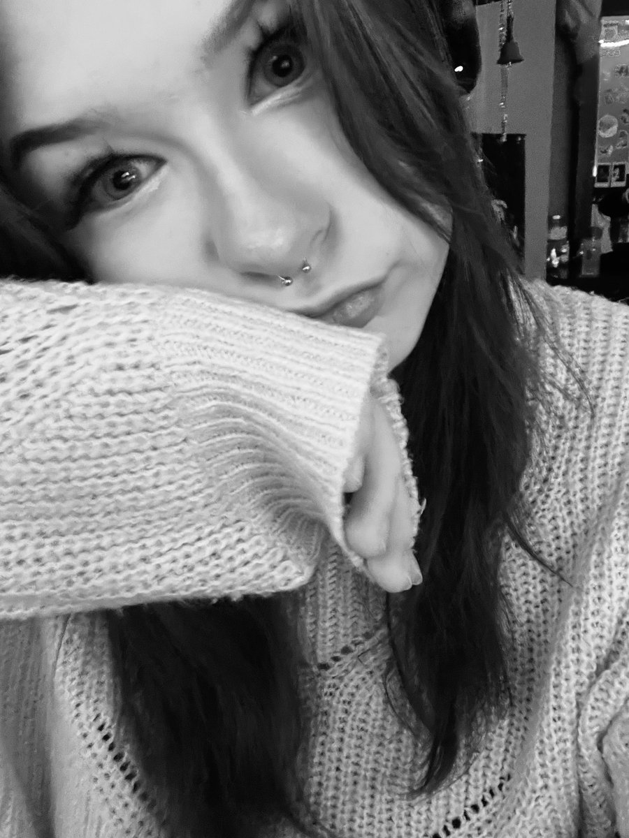 cloudimoonss's tweet photo. GOING LIVE ON TWITCH PLAYING VALORANTTTTT💅🏻 come say hi!! 
https://t.co/SraIHyb0Ww 
#valorant #SmallStreamerCommunity #ValorantClips #twitchstreamer https://t.co/l2TMVzhwQ7