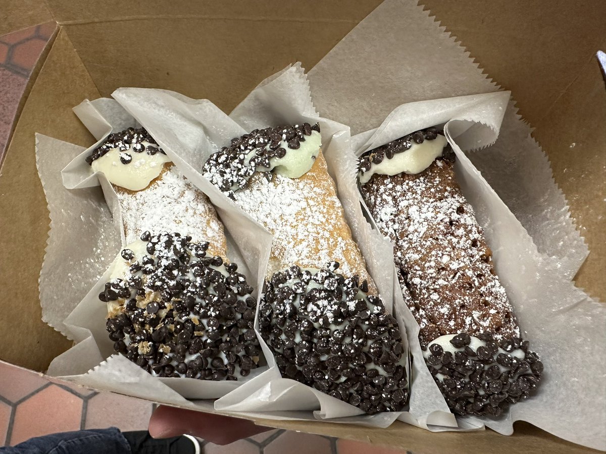 Julesilv's tweet photo. The Cannoli World Tour ™ continues, if you even care https://t.co/w7vhPWs0RJ