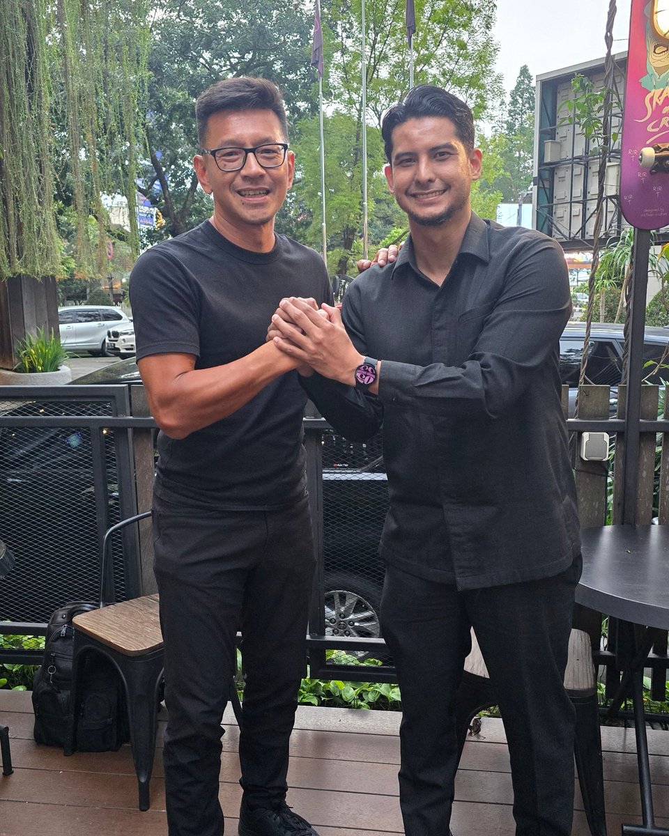 toptobs's tweet photo. Entah kenapa mungkin masih ada saja yang kecewa melihat foto ini. Tapi percayalah tujuan kita berdua sama2 baik untuk kemajuan persib. Dengan komunikasi kita bisa lebih saling mengerti, memahami dan saling berupaya untuk mencari persamaan-persamaan dari sebuah perbedaan yang ada. https://t.co/RINAk3G49f