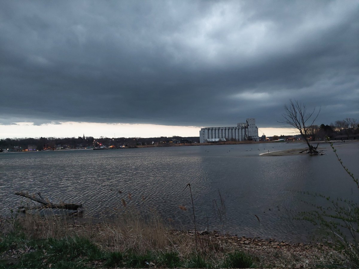 Rain is coming @weathernetwork #OwenSound Looking east...don't look west!