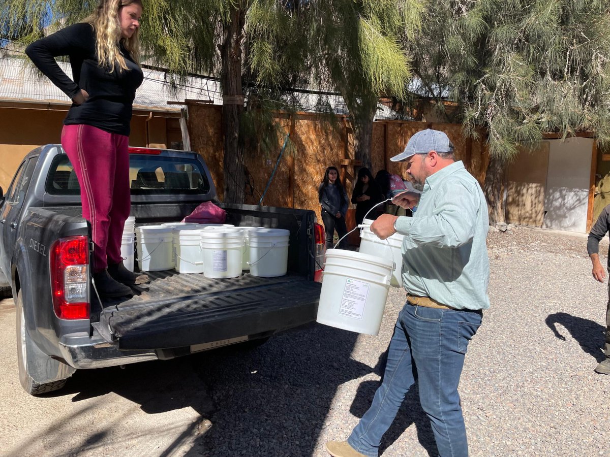 Por escasez hídrica: Apicultores de Paihuano reciben suplementos alimenticios para sus abejas - radiorutanorte.cl/por-escasez-hi…
