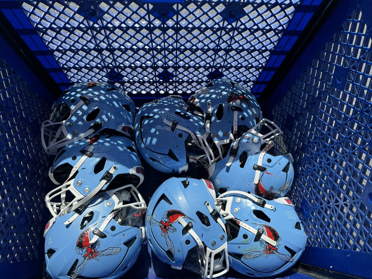 Great day today packing @DelSt_Football and catching up with @FBCoachHull42 !!! Big things coming for the Hornets!! @RiddellSports #TheRiddellDifference #AXIOM