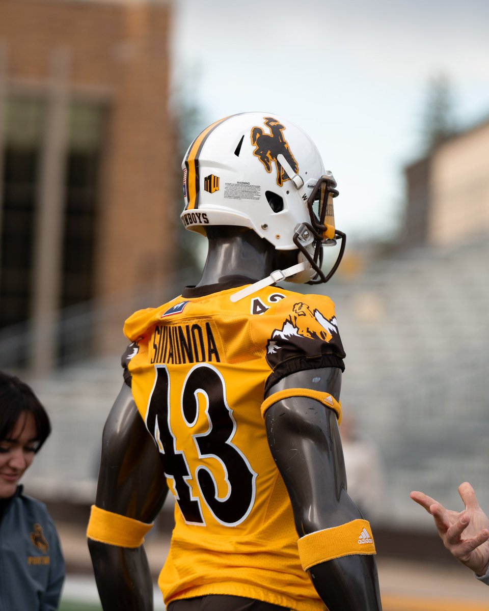 wyo_football's tweet photo. Showing off the Cowboy Gold to the boys in person 👀 https://t.co/FpyvnfSCHQ