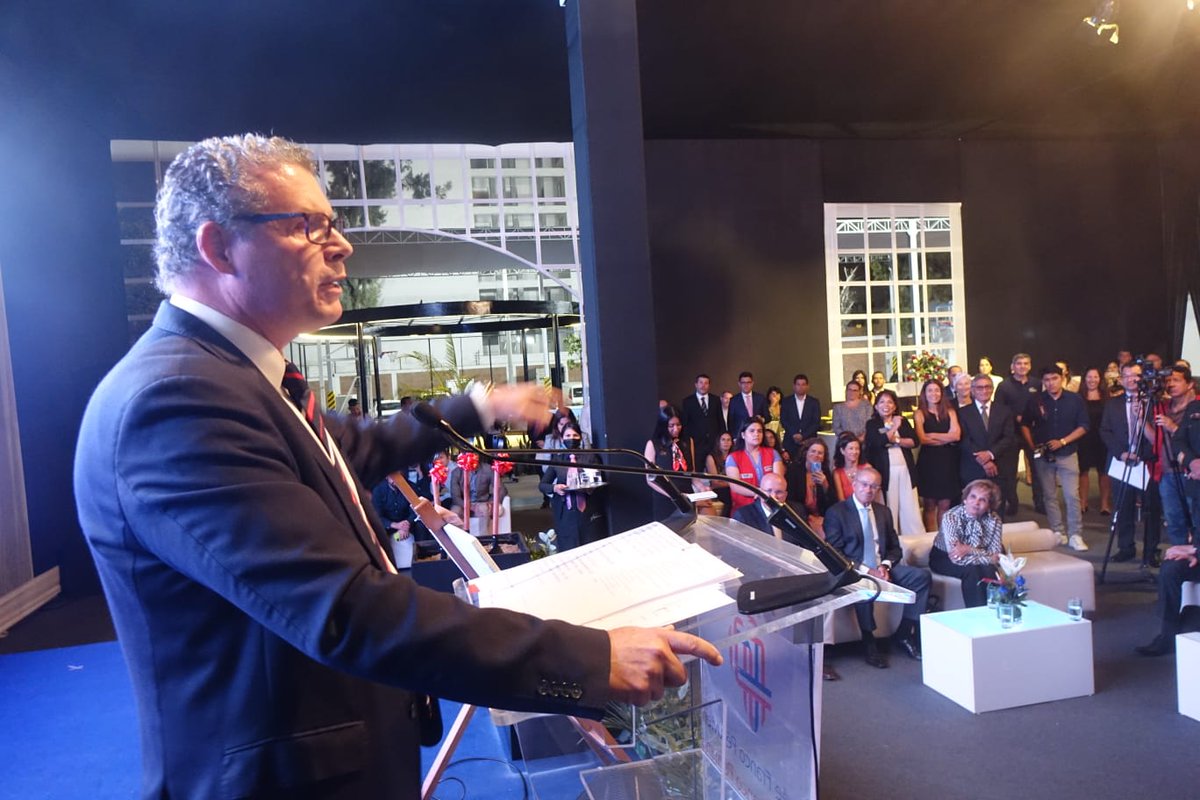 “Nos enorgullece saber que en el corazón de su proyecto educativo se encuentra el multilingüismo, una herramienta poderosa que prepara a los estudiantes para enfrentar los desafíos globales con confianza y determinación”, señaló el ministro durante su intervención.