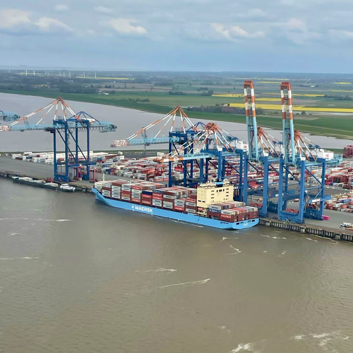 Little Venta Maersk alongside in the Bremerhaven spring landscape today.
#seafarersarekeyworkers #maersk