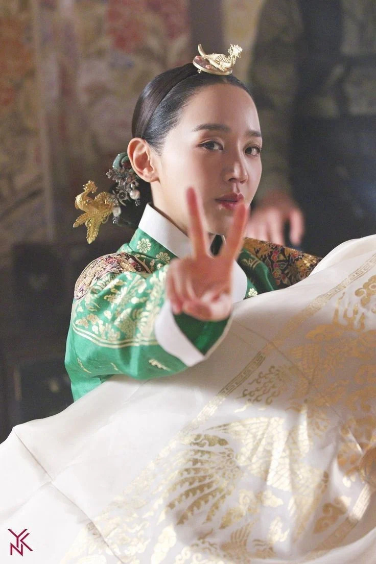 mrqueentv's tweet photo. Peace out✌️

#WallpaperWednesday: Queen So-yong edition 👸🏻☺️

#철인왕후 #MrQueen👸🏻 #KDrama #BestKoreanEntertainment #ShinHaeSun #KimJungHyun #BaeJongOk #KimTaeWoo #SeolInAh #NaInWoo #ChaChungHwa #KimInKwon #YooMinKyu #LeeJaeWon #ChoiJinHyuk #JoYeonHee #YooYoungJae #ChaeSeoEun https://t.co/EFKiXgc1Uy