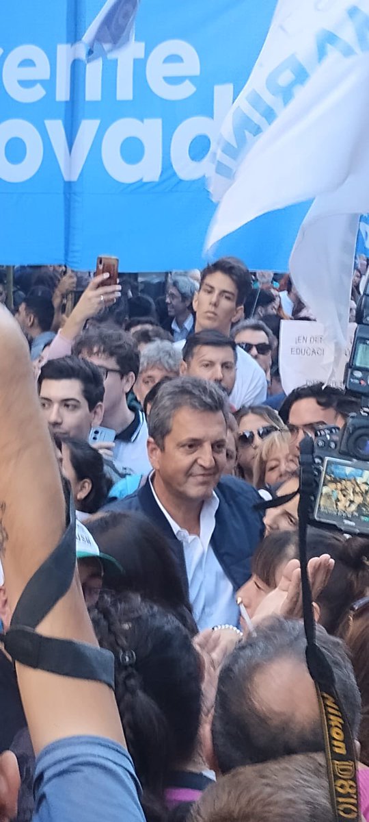 cachilumbreras2's tweet photo. Una gran jornada reclamando que no cierren las universidades y el gobierno les dé el presupuesto que necesitan, Sergio Massa acompaño a sus hijos y a muchos jóvenes !!!
#MarchaFederalUniversitaria 
#YoFui https://t.co/OAtxUV0jKg