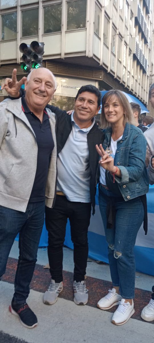 cachilumbreras2's tweet photo. Una gran jornada reclamando que no cierren las universidades y el gobierno les dé el presupuesto que necesitan, Sergio Massa acompaño a sus hijos y a muchos jóvenes !!!
#MarchaFederalUniversitaria 
#YoFui https://t.co/OAtxUV0jKg