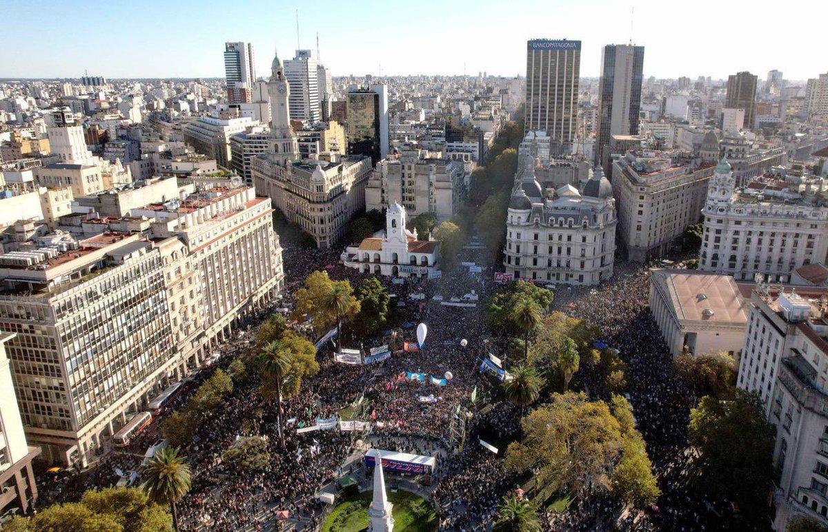 cachilumbreras2's tweet photo. Una gran jornada reclamando que no cierren las universidades y el gobierno les dé el presupuesto que necesitan, Sergio Massa acompaño a sus hijos y a muchos jóvenes !!!
#MarchaFederalUniversitaria 
#YoFui https://t.co/OAtxUV0jKg