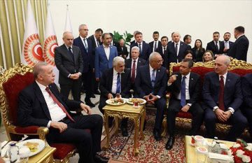 Cumhurbaşkanımız Sn @RTErdogan CHP lideri Özel, DSP lideri Aksakal, HÜDA Par lideri Yapıcıoğlu ve MHP’yi temsilen Adan ile bir araya gelirken YRP lideri Erbakan odaya davet edilmedi