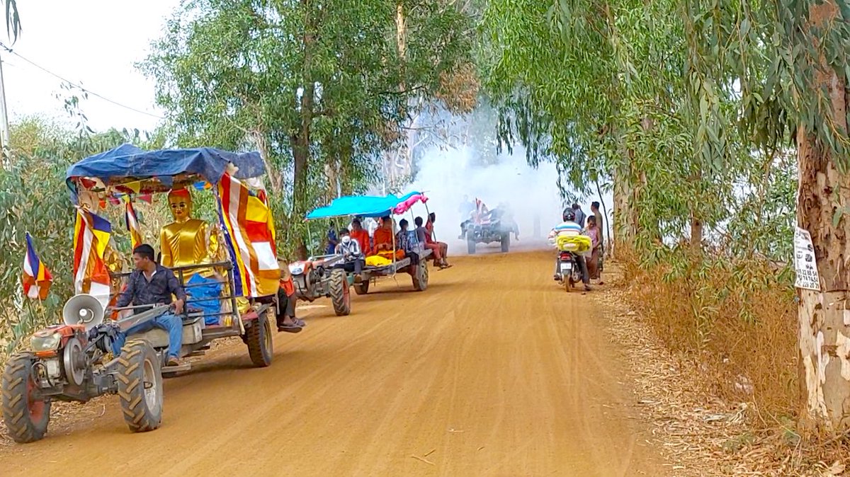 Teuk Phos District, Kampong Chhnang Province!
Tractors coming out of smoke!
#angkorcambodia #cambodiatravel #Familylove 
youtu.be/GvvghDXMSvg