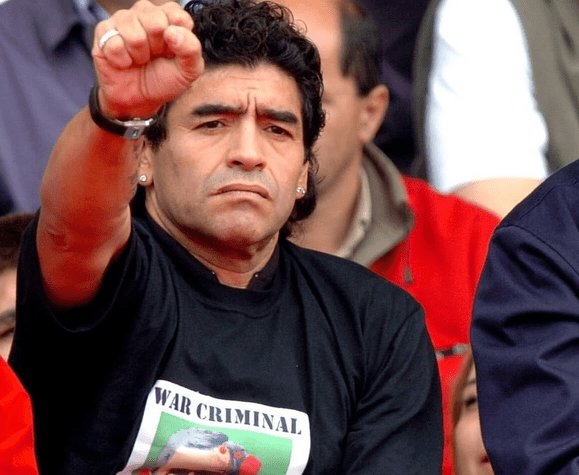 ¿Así que ni un solo jugador de la selección nacional apoyó la marcha por la educación? Que me coman los huevos. Por esto es que Maradona siempre habrá uno sólo.