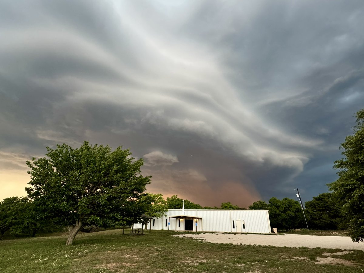 Severe storm rapidly approaching Buffalo Gap with wind and dirt. #txwx @TxStormChasers