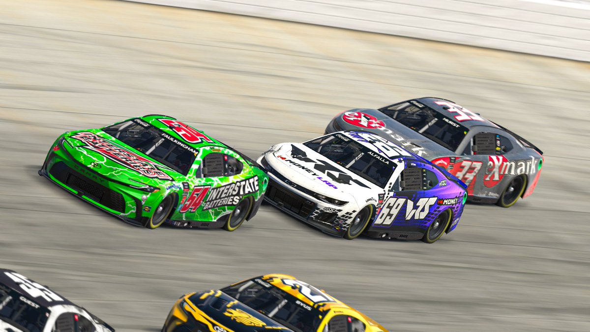 Lots of Yellows here late at Dover. @rayalfalla is going to try to make up a few spots and continue to try to avoid the chaos. Going green with 5 to go. Watch NOW: eNASCAR.com/live @iRacing | @ENASCARGG | @themoneylap | @realVRS | #eCCIS