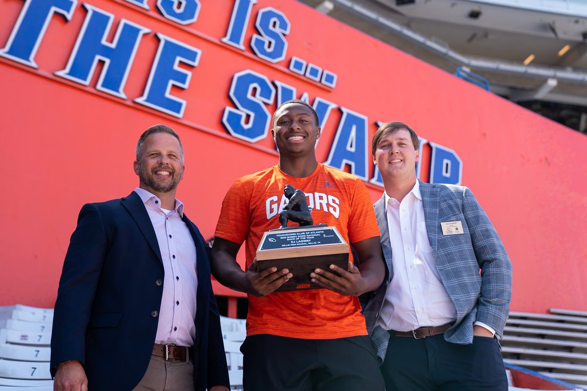 We were honored to present Florida QB DJ Lagway with the Bobby Dodd National Back of the Year in The Swamp today! Lagway had one of the greatest seasons of all time for Willis and is a very deserving winner of the 'High School Heisman!”
