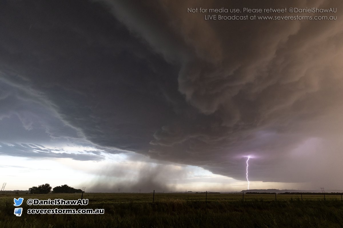 Lightning strikes on the leading edge of the severe storm near View, Texas. This image captured 9 mins ago.  Watch live at: severestorms.com.au  @NWSMidland @NWSSanAngelo #txwx