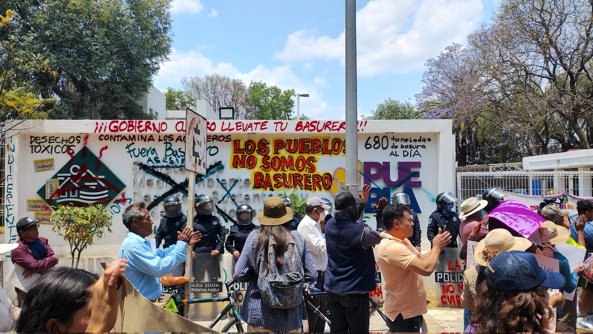 El basurero municipal de Cholula recibía clandestinamente 680 toneladas de basura al día hasta que los pueblos lo clausuraron.
Exigen a la secretaría de medio ambiente su cierre definitivo, quien se niega a recibir a las representantes de los 16 pueblos afectados.🧵
@ANAVI_mx