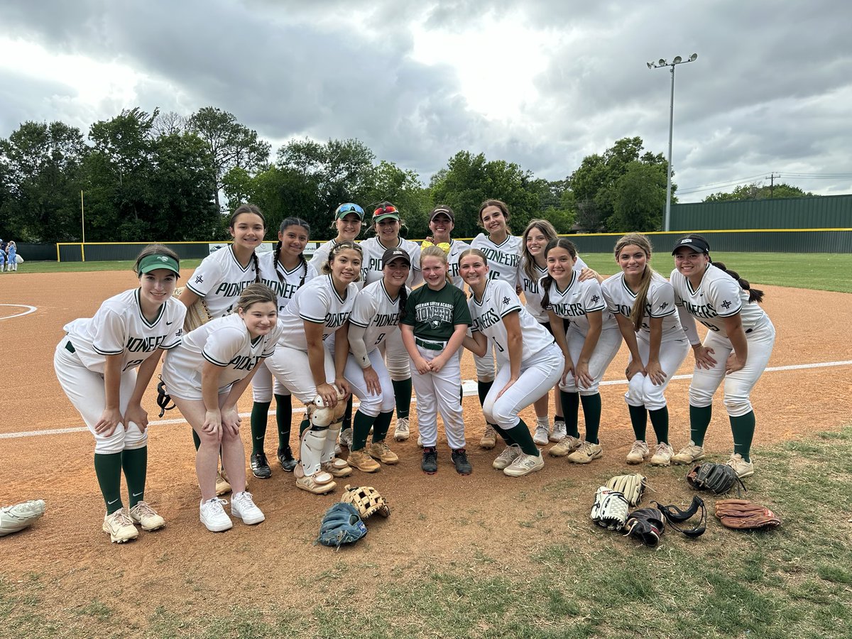 What a great job by our LSA Gala Winner/Bat girl tonight! Great job, Keegan!! #SouthPride 🥎