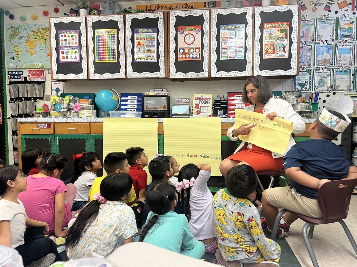 gonzalez_1st's tweet photo. ¡Hoy tuvimos la oportunidad de ver a la presentadora Mrs. Miller implementar dictado en nuestra clase!📝✏️  @Seidlitz_Ed @MillerAloise https://t.co/xX7djmnnmt