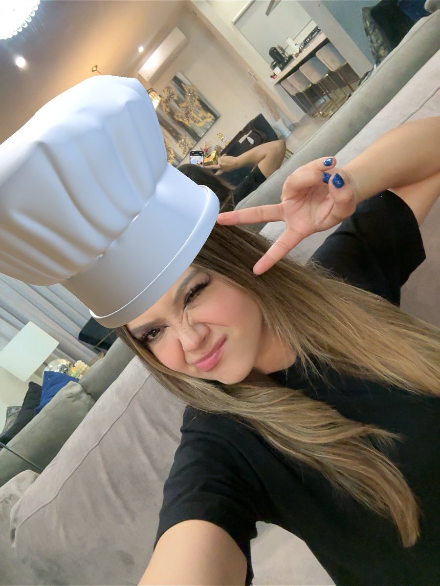 Haciéndole de cenar al marido, mientras el juega videojuegos 😝 
twitch.tv/amablitz