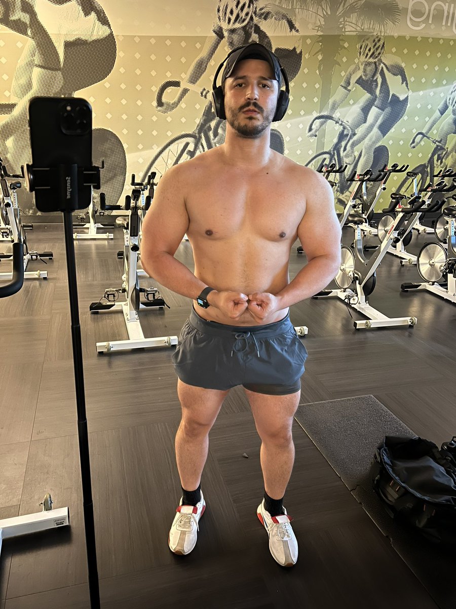 Amauryn29's tweet photo. Tener una buena salud mental va de la mano con tener buena salud física, no solamente es lo estético… Tu cuerpo es el vehículo de tu mente, cuídalo mucho también.. acepta tu cuerpo como es pero no dejes de intentar mejorarlo.
1 año de diferencia. Pronto video de todo. LOS TQM ❤️ https://t.co/AjxMoSUHbj