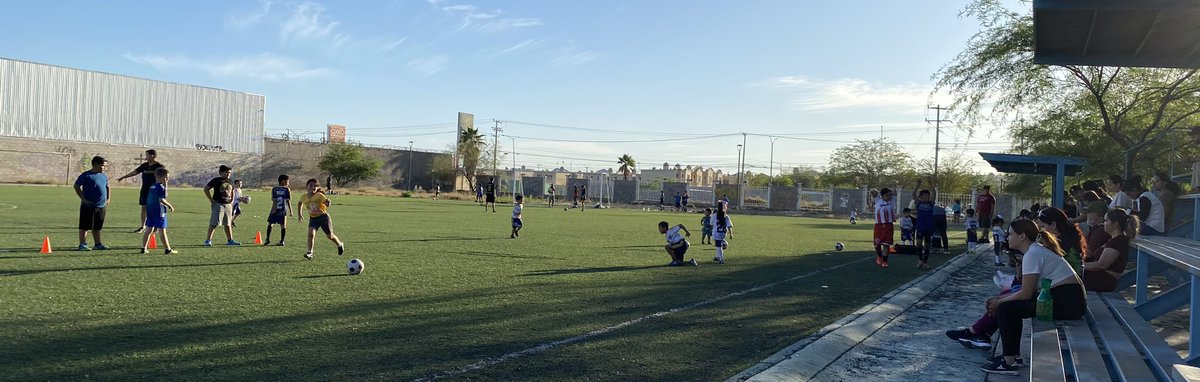 El apoyo al deporte en la niñez es esencial para su desarrollo 💪🏼⚽️ Apoyo a la Liga de futbol Infantil y juvenil Hermosillo Zona Norte por @MaDoloresRio próxima PRESIDENTA MUNICIPAL DE HERMOSILLO.