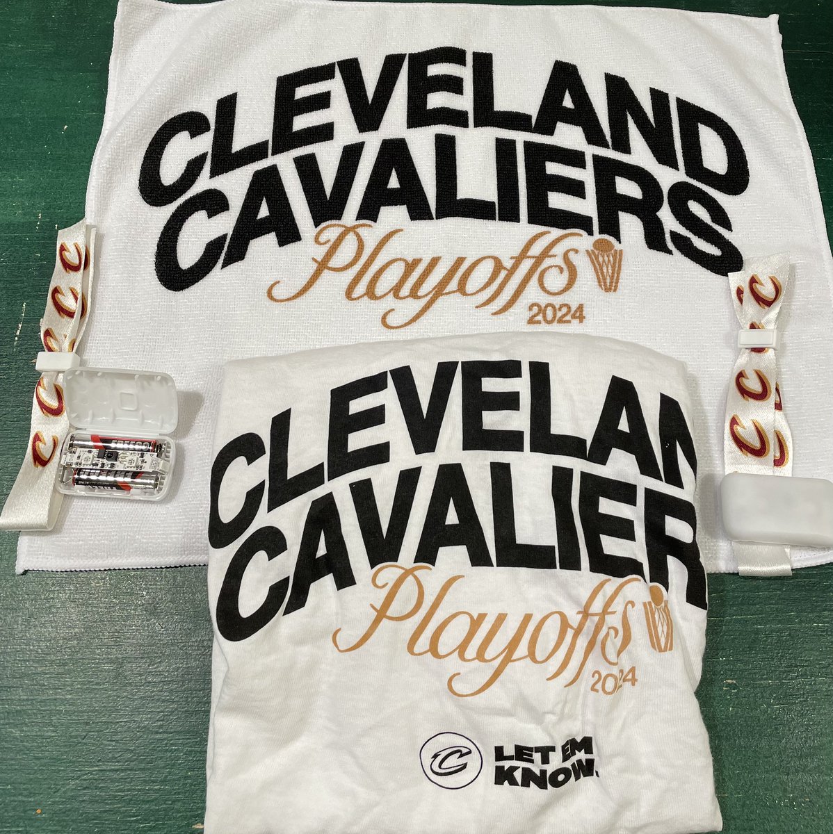 Loved watching my <a href="/Cavs/">Cleveland Cavaliers</a> go up 2-0 in #nbaplayoffs, but hated the excessive handouts that ended up in trash cans or on the street. One time use flashers with 2 batteries, ill-fitting t-shirt, and towel.  <a href="/NBA/">NBA</a> is great without creating more trash after the game is done.  Do better.