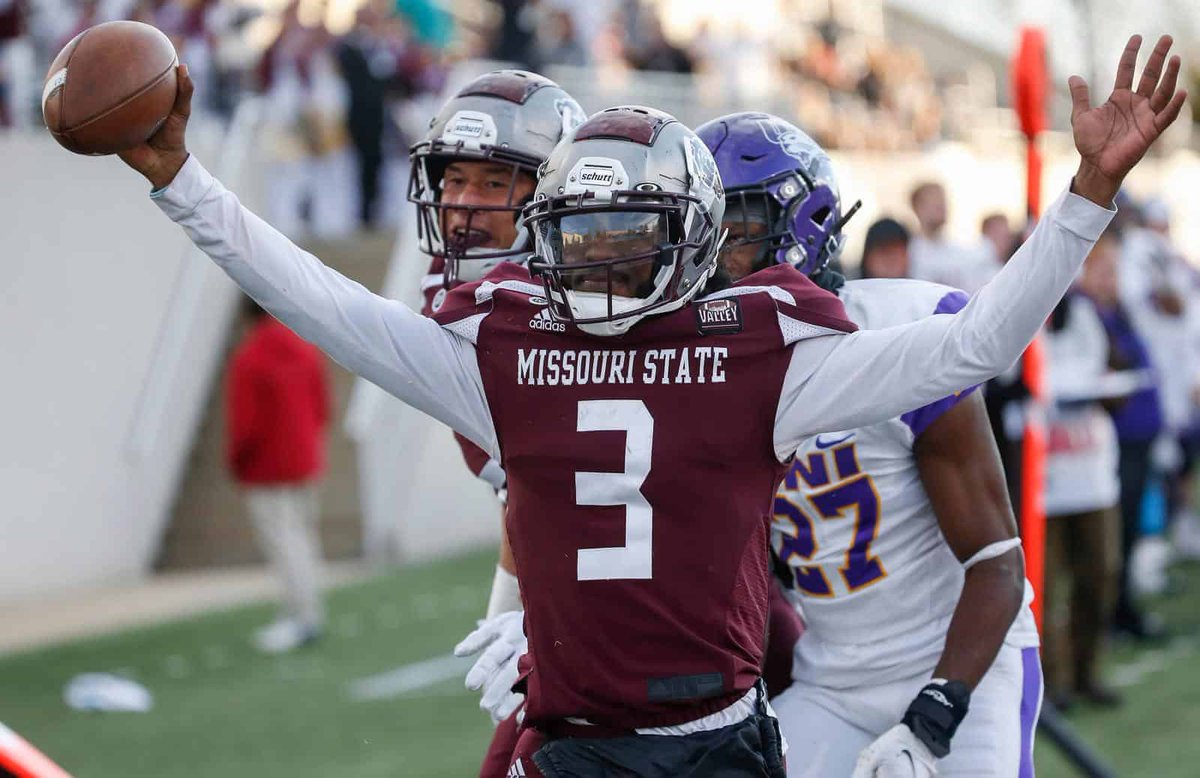 Thankful to receive an offer from @MissouriState after meeting @_CoachDowning ! #AllGloryToGod @PineTreeFB @coach_hampton @CoachDaniels96 @Coach__Ellis