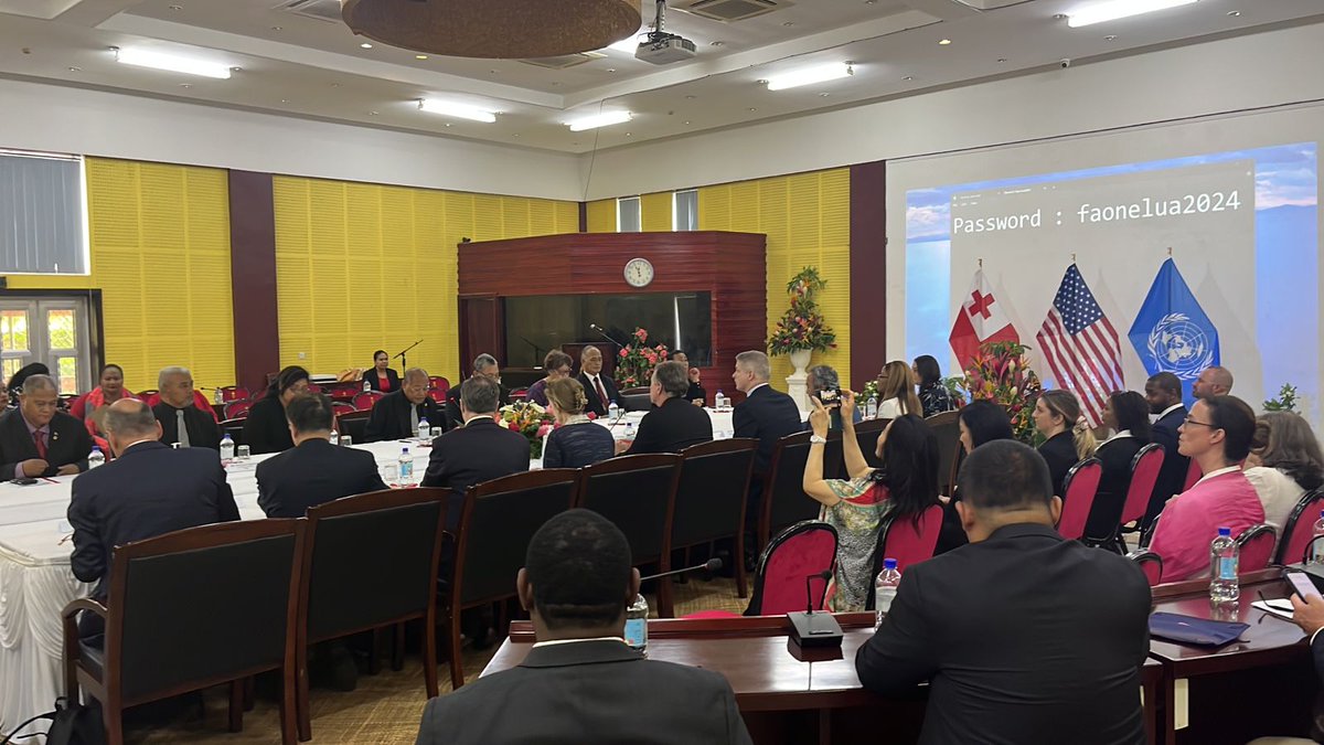 An informative session this morning between the Hon. Samiu Vaipulu, Acting Prime Minister of Tonga, Cabinet Ministers, & the visiting US Congress-@unfoundation delegation in Nuku'alofa. Hon. Vaipulu shared with the delegation, Tonga's development priorities, as well as its