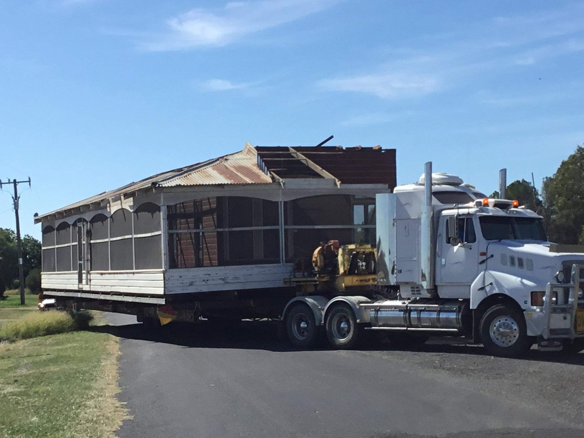 jaimee_maunder's tweet photo. The old girl sitting pretty last week. 

Looking vastly different to when the house was moved in late 2020, in 4 pieces form the farm to a block in town 🤘🏼 https://t.co/a3Emb6BCRd