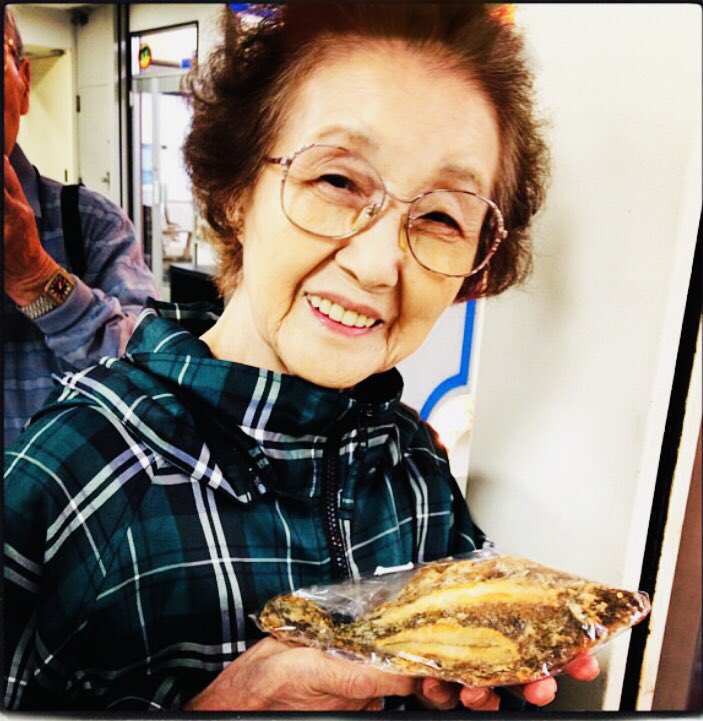 patch_coffee's tweet photo. ほんっとに綺麗で可愛い、自慢のばーちゃんだよ☺️
しまむらの屋上でみんなで体操したこと。くら寿司の駐車場でも体操したよね。
震災を乗り越えて、一緒に暮らせた少しの時間。こっちにきてすぐしまむらで貧血で倒れちゃって、私、鍛冶場のくそ力ってやつ発揮して、ばーちゃんお姫様抱っこしたね。 https://t.co/69Qiqdnpcj
