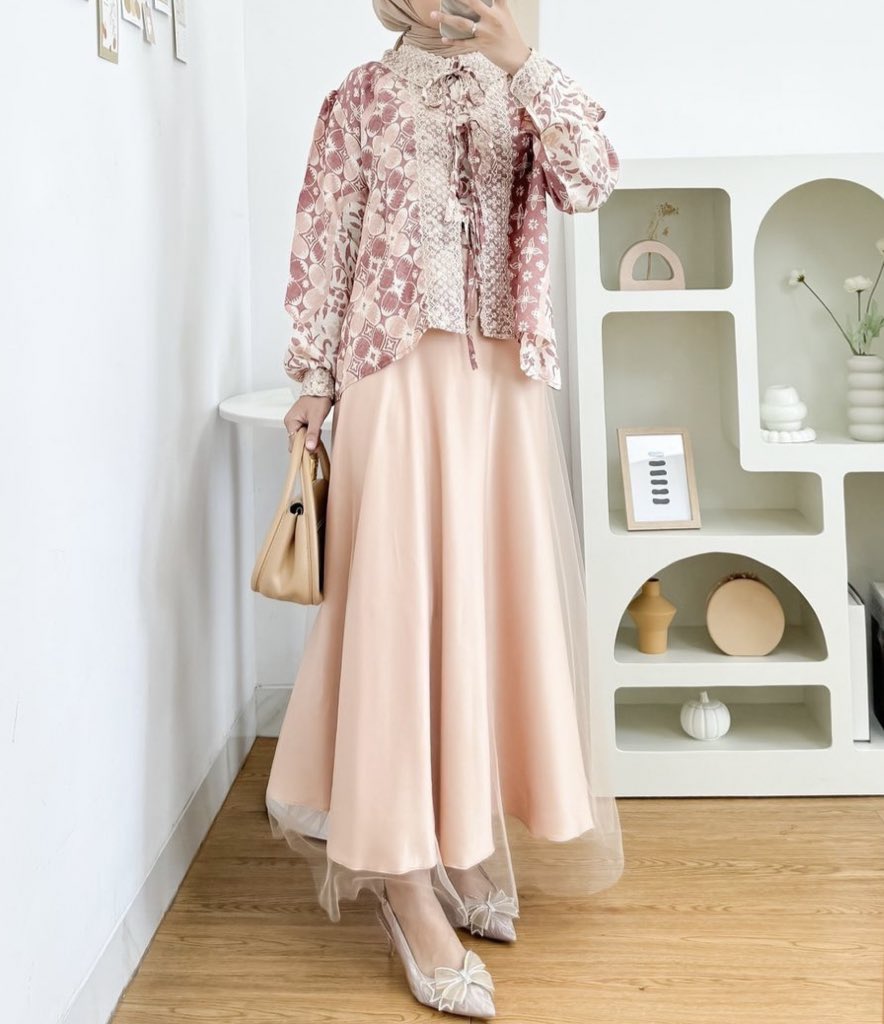 Look at this batik set from Indonesia. Baju dia ada ribbon, cute gilaaa😭