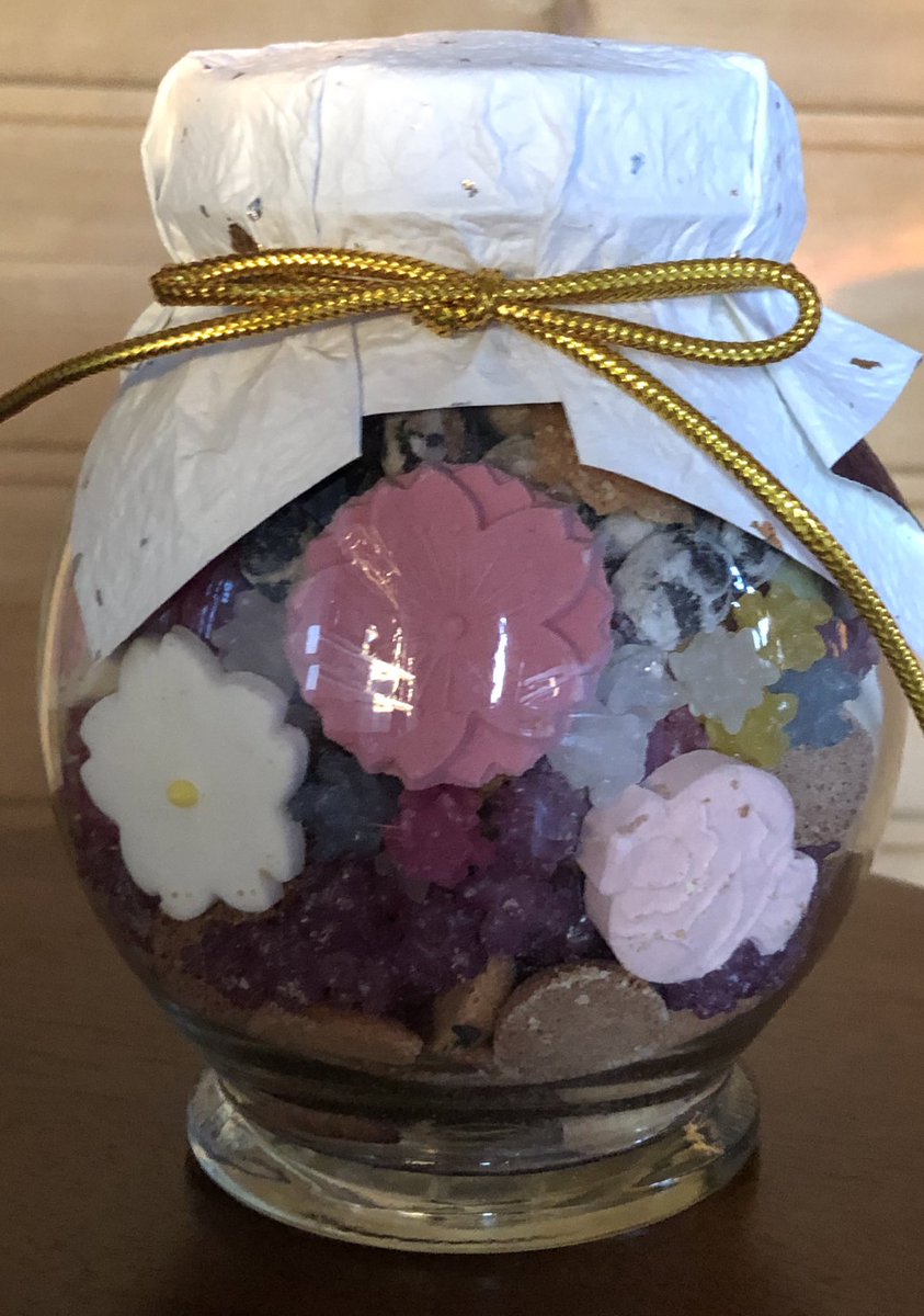 ringo64728569's tweet photo. 先日フォロワーさんがくださったすごく綺麗なお菓子☺���コーヒーにすごくよくあって幸せな気持ちになりました♡ https://t.co/ZszU2WgrDS